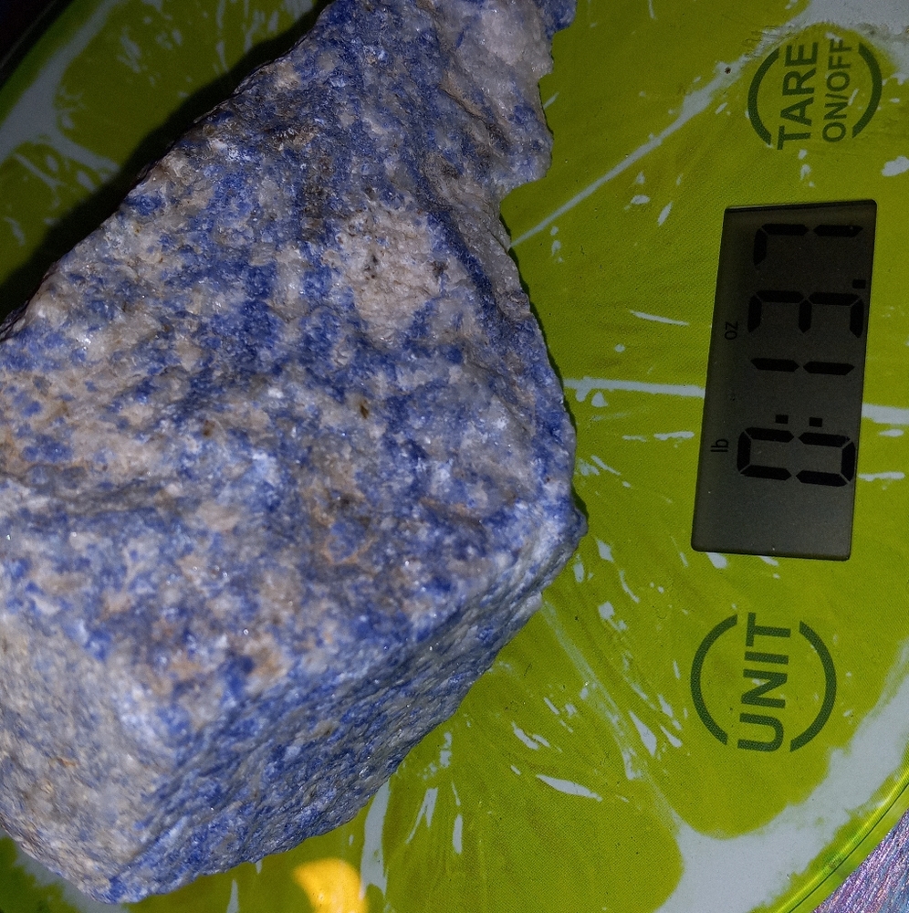 Large pointing 13.7 gram lapis lazuli